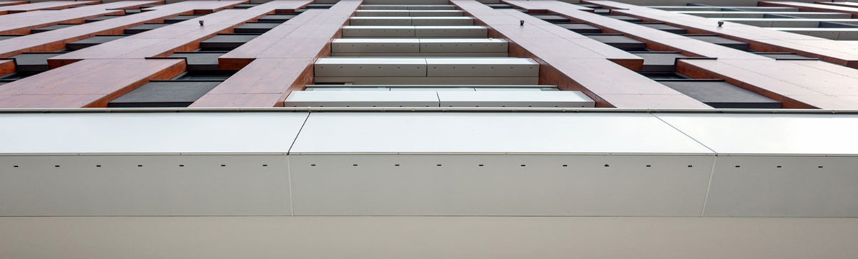 Deo plafona u prizemlju zgrade, deo fasade i niz terasa od Siniat cementnih ploča na kompleksu “5” na Novom Beogradu.